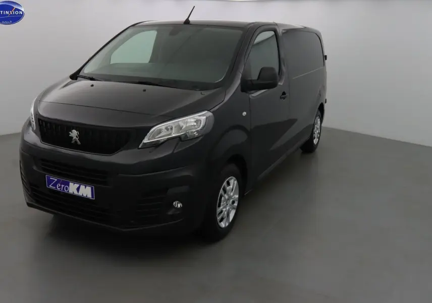 Peugeot Expert Fourgon noir métal vu en 3/4 avant droit dans un studio lumineux, avec calandre noire et jantes argentées.
