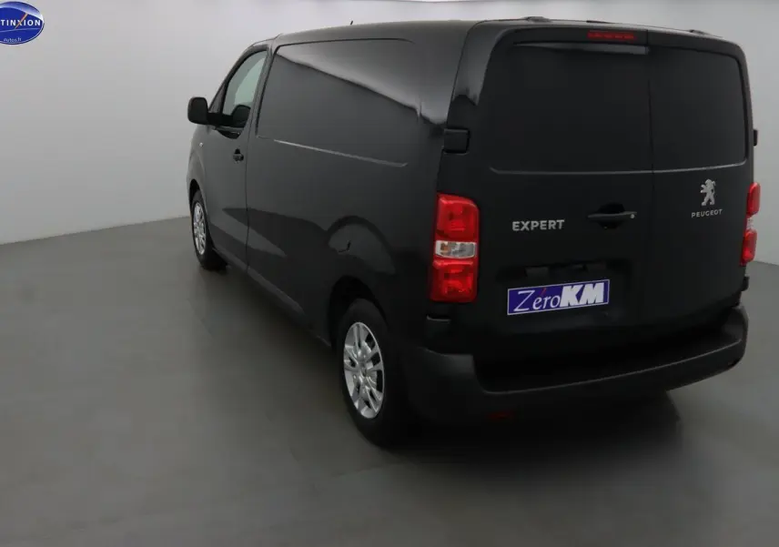 Vue 3/4 arrière droite du Peugeot Expert Fourgon noir métal 2022 avec logo et feux rouges visibles.