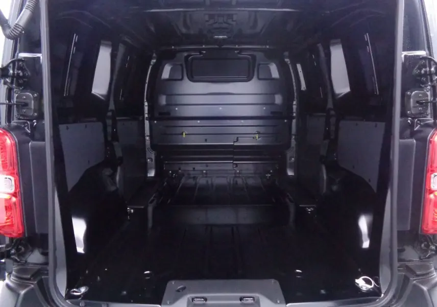 Vue arrière ouverte du Peugeot Expert Fourgon noir métal 2022, montrant l'espace de chargement vide et la cloison intérieure.