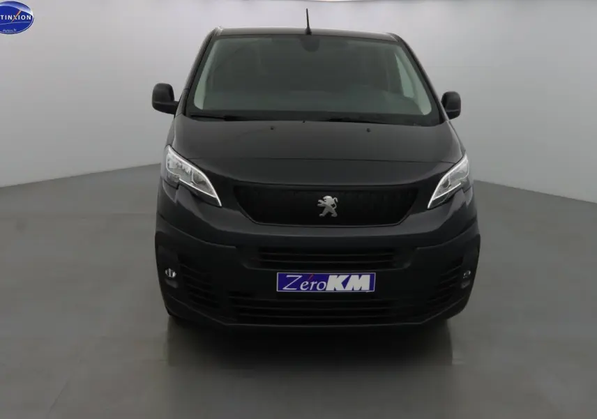 Vue frontale d'un Peugeot Expert Fourgon noir métal 2022 avec calandre noire et phares modernes allumés.