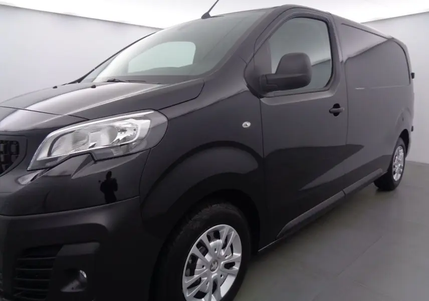 Vue 3/4 avant droit du Peugeot Expert Fourgon noir métal 2022 avec jantes argentées et carrosserie lisse.
