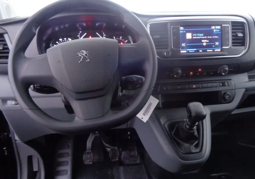 Vue intérieure du tableau de bord et volant Peugeot Expert Fourgon 2022, avec levier de vitesses manuel et écran tactile.