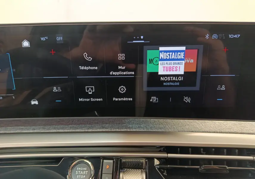 Écran tactile central du tableau de bord du Peugeot 3008 gris foncé, affichant menu multimédia et commandes.