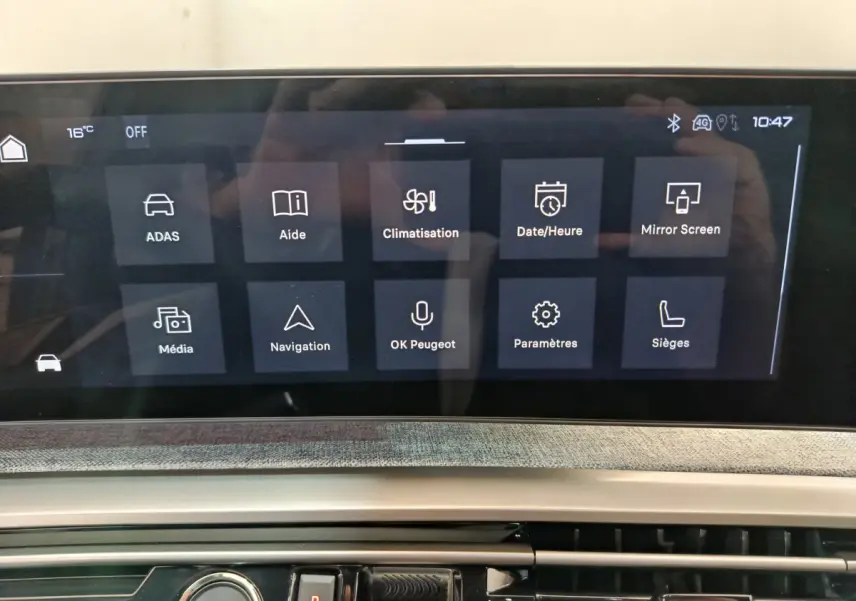Écran tactile central affichant les menus principaux dans l'habitacle du Peugeot 3008 gris foncé 2025.