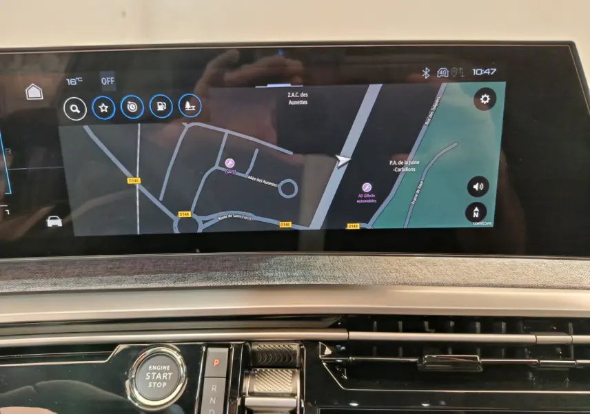 Vue rapprochée de l'écran tactile central du tableau de bord du Peugeot 3008 gris foncé avec navigation affichée.