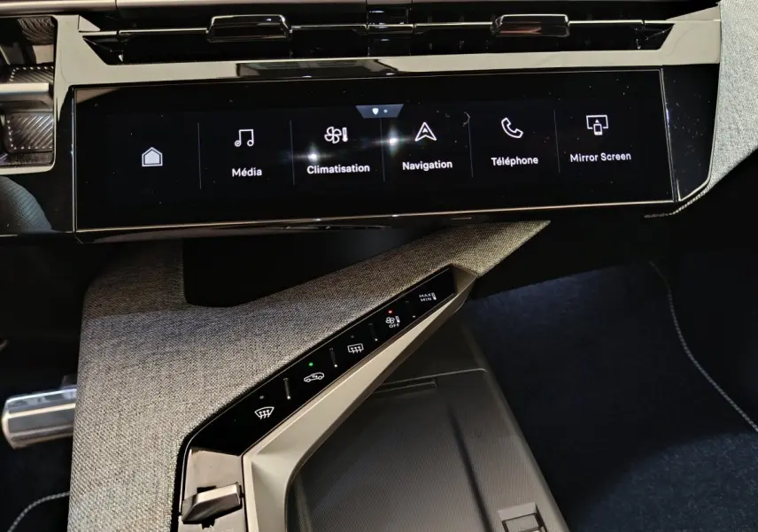Vue rapprochée de la console centrale du Peugeot 3008 1.2 Hybrid 145 GT 2025, avec écran tactile et commandes climatisation intégrées.