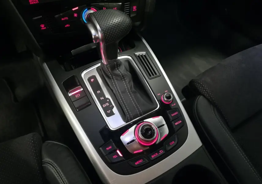 Gros plan sur la console centrale noire et argentée de l'Audi A5 Cabriolet 2014 avec levier de vitesse automatique et commandes rétroéclairées roses.