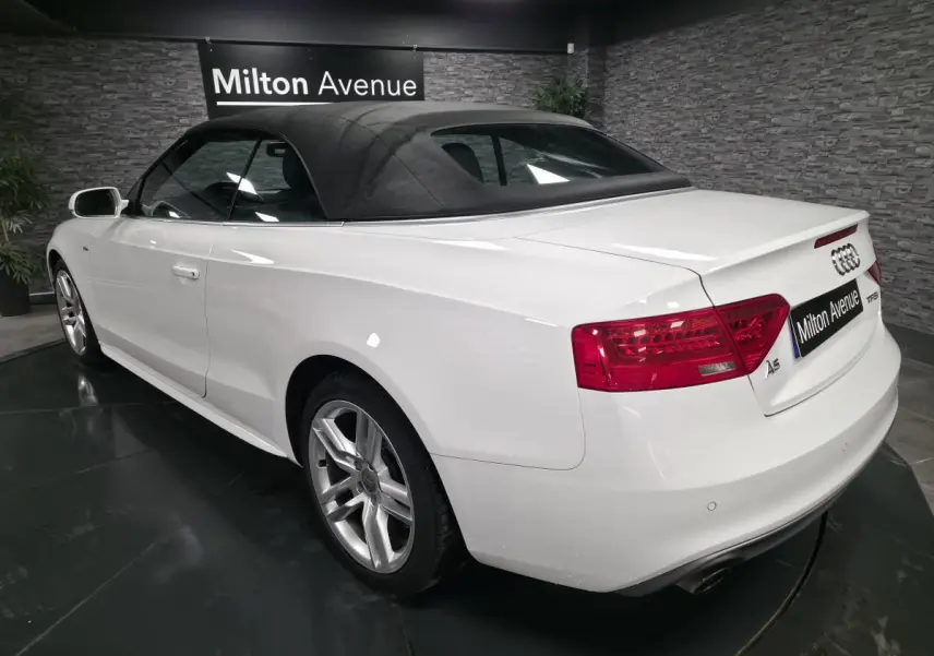 Audi A5 Cabriolet blanc vue 3/4 arrière droit avec capote noire et jantes aluminium sport 5 branches doubles