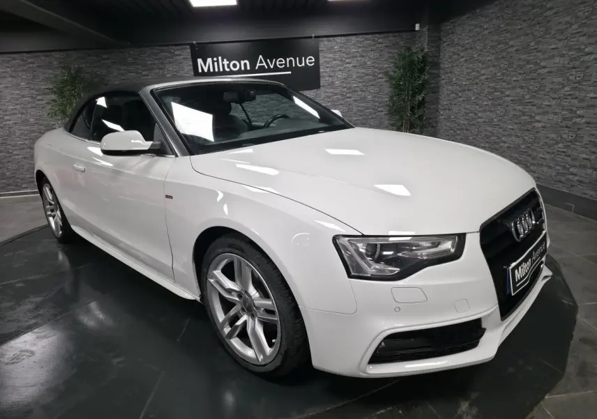 Audi A5 Cabriolet blanc vue 3/4 avant droit avec capote noire et jantes aluminium cinq branches doubles
