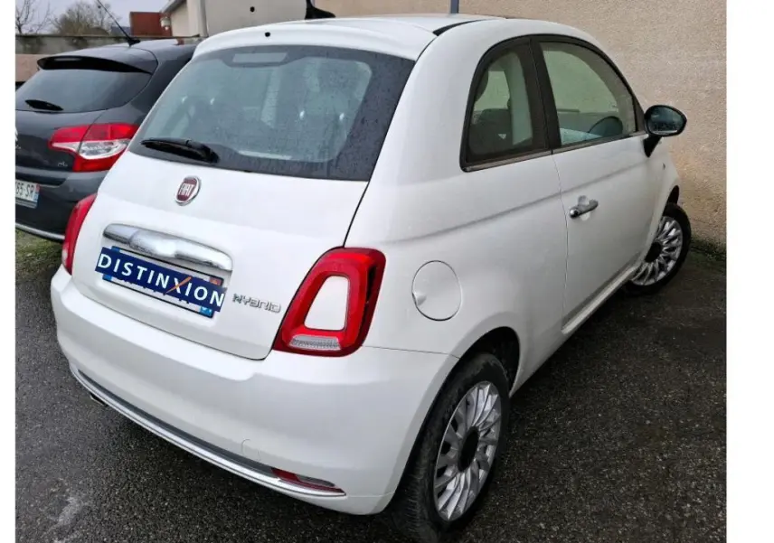 Vue 3/4 arrière droite d'une Fiat 500 blanche Bossa Nova avec badge Hybrid et jantes multibranches.