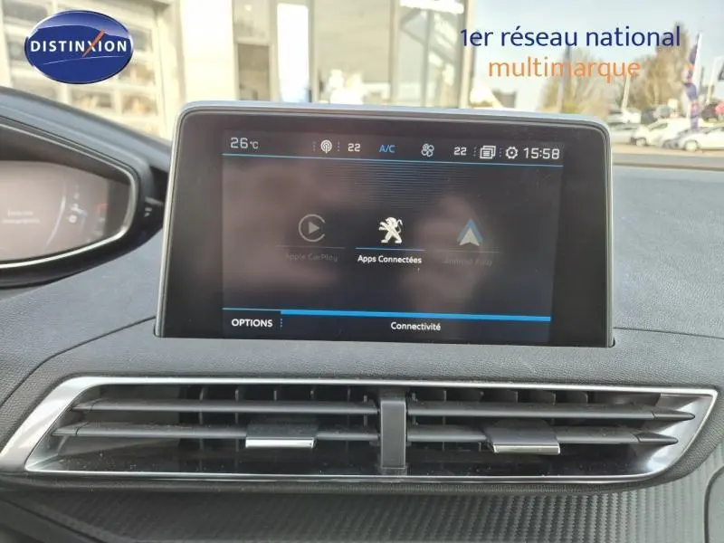 Écran tactile central du tableau de bord du Peugeot 3008 blanc nacré, affichant les options de connectivité.