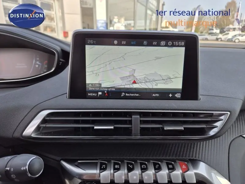 Vue rapprochée de la console centrale du Peugeot 3008 blanc nacré, avec écran tactile et commandes chromées.