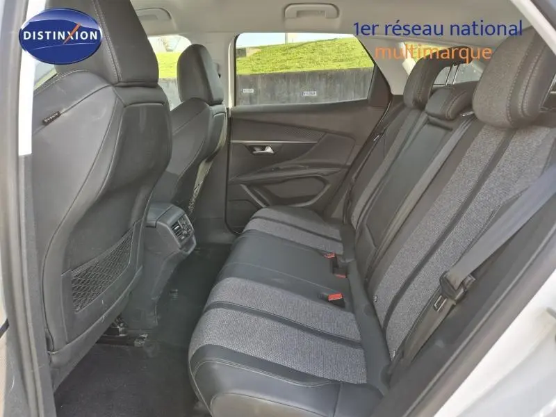 Vue latérale droite de l'intérieur arrière du Peugeot 3008 2020 avec sièges mixtes tissu et cuir gris et noir.
