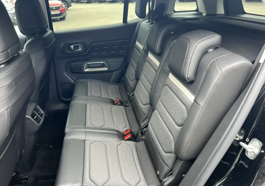 Vue intérieure côté droit des trois sièges arrière individuels en tissu gris et cuir noir du Citroën C5 Aircross Hybrid 145 E-DSC6 Max noir.