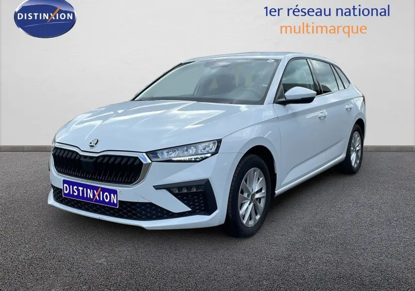 Skoda Scala blanc glacier vue 3/4 avant droit, mettant en valeur sa calandre noire et ses optiques fines.