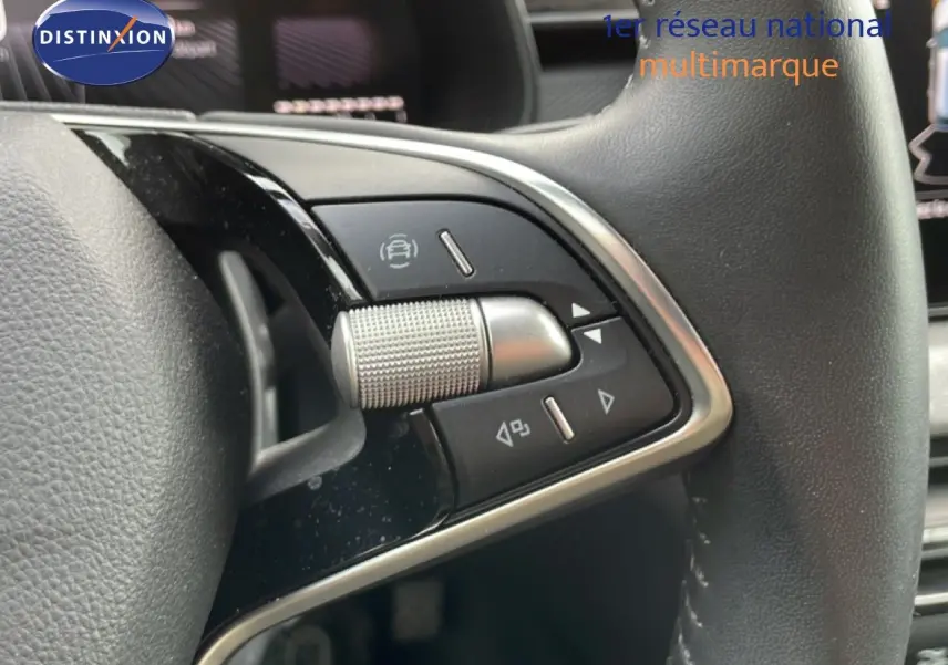 Gros plan sur les commandes multifonctions du volant en cuir noir d'une Skoda Scala blanc glacier, version 2025.