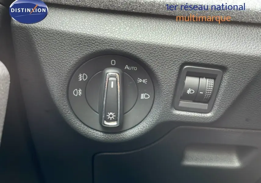 Gros plan sur le bouton de commande des phares dans l’habitacle d’une Skoda Scala blanc glacier 2025.