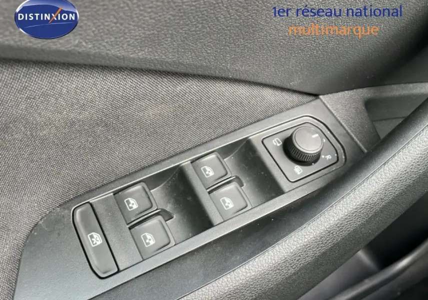 Gros plan sur les commandes de lève-vitres et réglage des rétroviseurs côté conducteur d’une Skoda Scala 2025.