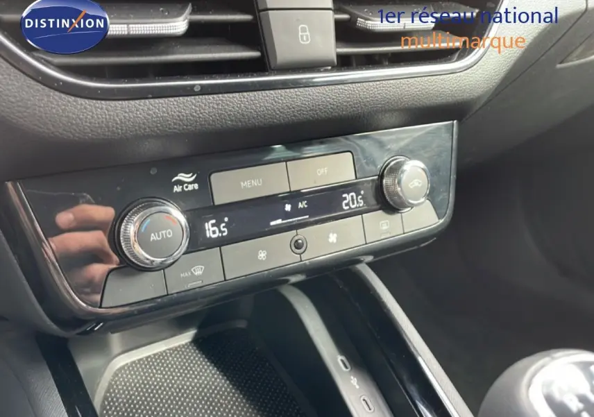 Vue rapprochée de la console centrale de la Skoda Scala blanche, montrant la climatisation digitale et la commande manuelle.