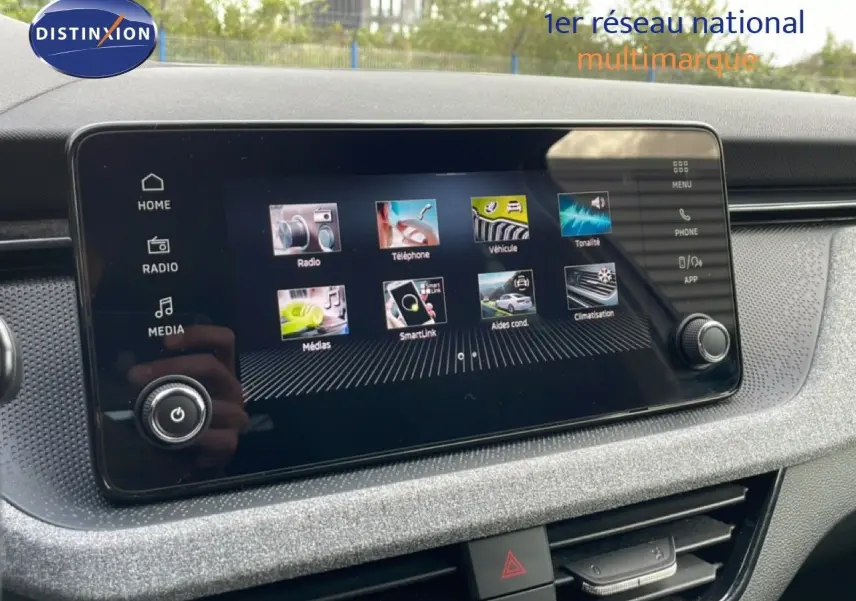 Écran tactile central de la Skoda Scala 2025 montrant les menus radio, téléphone et climatisation, intérieur gris noir.