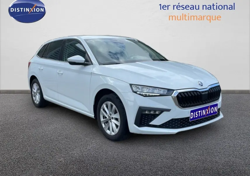 Skoda Scala blanc glacier vue 3/4 avant droit, avec calandre noire et jantes alliage 16 pouces.