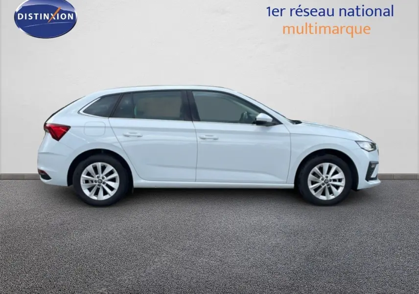 Profil droit d'une Skoda Scala blanc glacier 2025, avec jantes alliage et lignes épurées sur fond neutre.