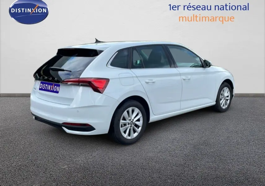 Vue 3/4 arrière droite d'une Skoda Scala blanche glacier avec toit noir et feux arrière LED distinctifs.