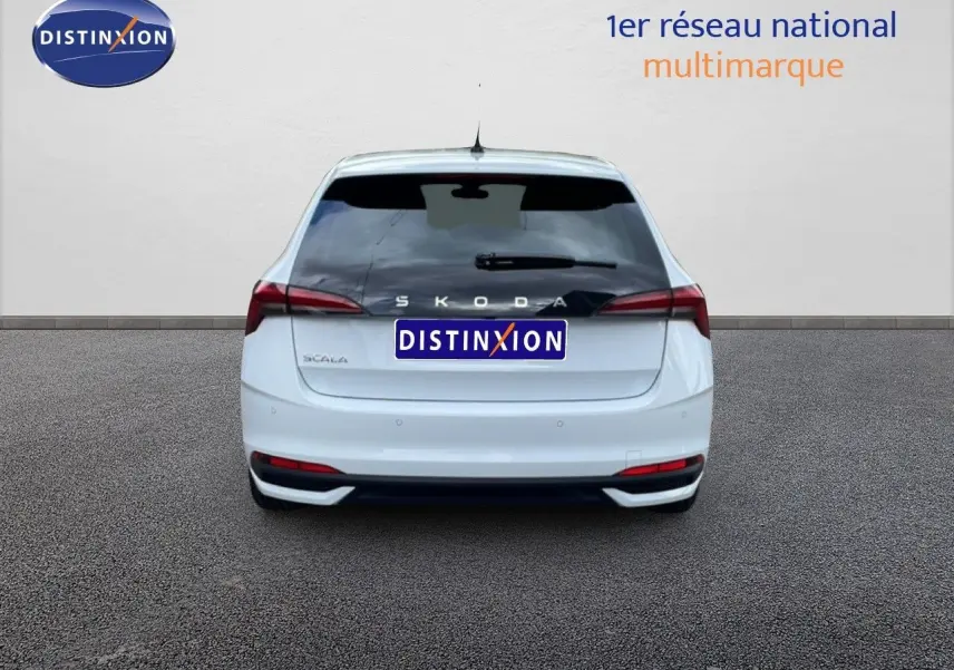 Vue arrière d'une Skoda Scala blanc glacier, avec feux arrière étirés et logo SKODA visible sur le hayon.