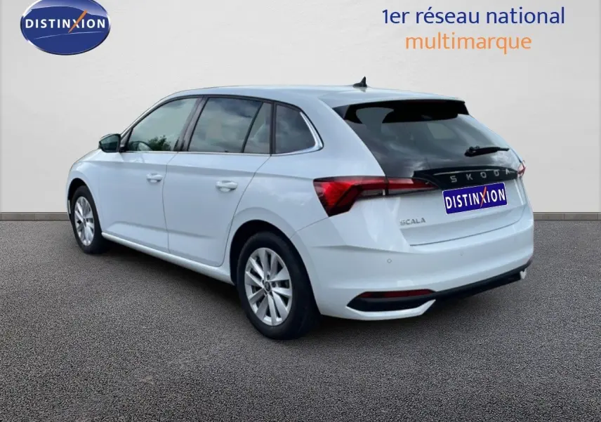 Vue 3/4 arrière droite d'une Skoda Scala blanc glacier avec vitres teintées et feux arrière LED.