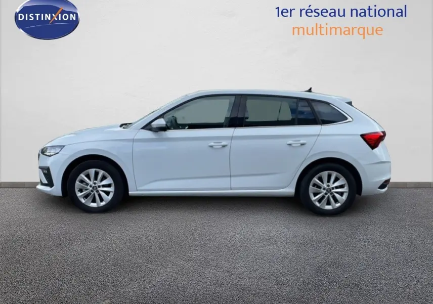 Vue latérale droite d'une Skoda Scala blanc glacier 2025, avec jantes alliage et lignes épurées sur fond neutre.