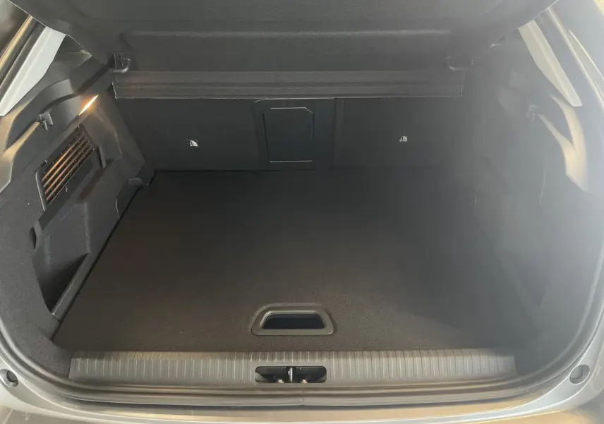 Coffre ouvert de la Citroën C4 gris, vue intérieure montrant un espace de rangement propre et bien fini.