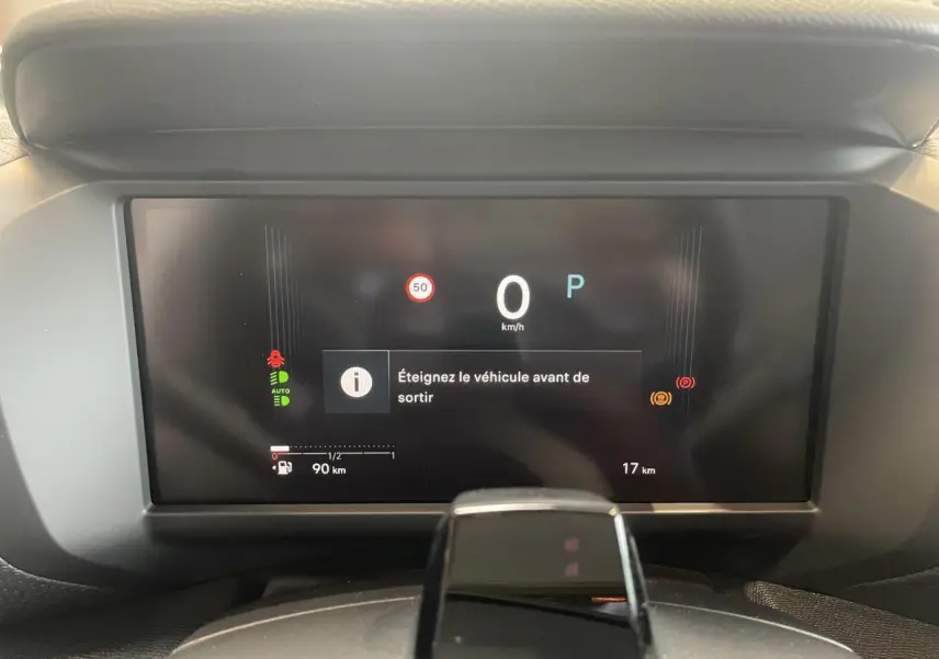 Affichage numérique du tableau de bord de la Citroën C4 hybride, vue frontale centrée sur l'écran de vitesse et alertes.
