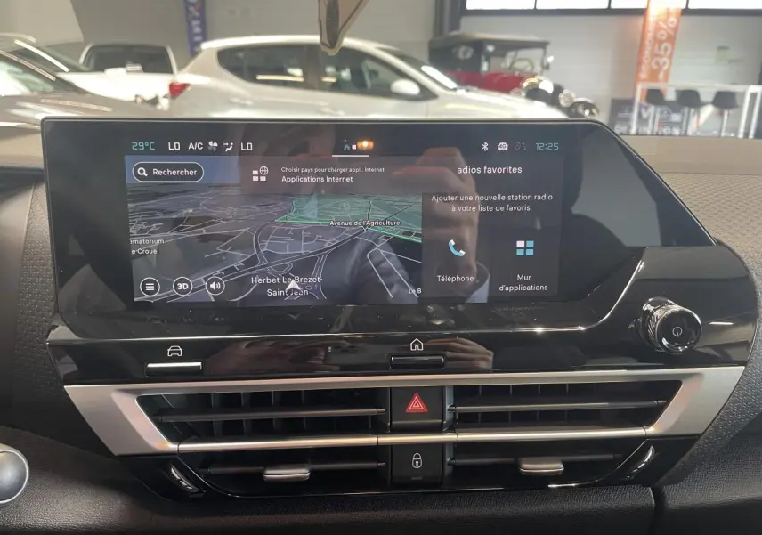Tableau de bord de Citroën C4 2026 avec écran tactile 10 pouces affichant navigation et commandes climatisation.