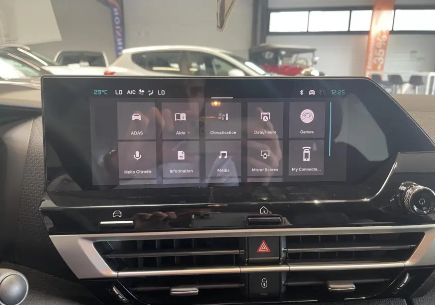 Vue rapprochée de l’écran tactile central et des aérateurs du tableau de bord de la Citroën C4 gris métallisé.