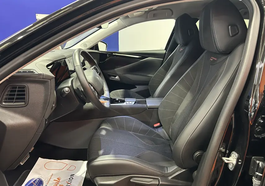 Vue intérieure côté conducteur du DS4 2024 noir Perla Nera, sièges sport en cuir et alcantara avec surpiqûres contrastées.