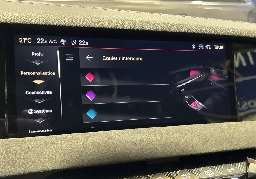Écran tactile intérieur du DS4 2024 affichant les options de personnalisation de la couleur ambiante, vue de face.
