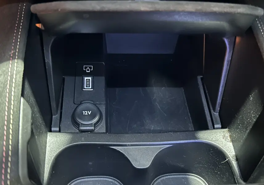 Prise 12V et port USB dans la console centrale du DS4 2024 noir Perla Nera, vue rapprochée intérieure.