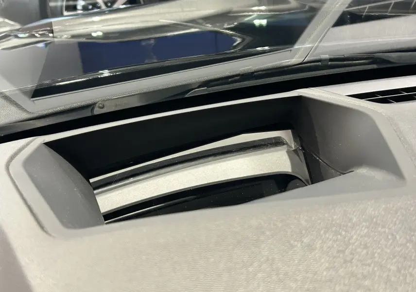 Détail du tableau de bord du DS4 2024 montrant l'écran tête haute encastré derrière le pare-brise.