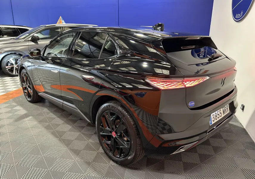 Vue 3/4 arrière droite d'une DS4 noire Perla Nera avec feux arrière LED et jantes noires distinctives.