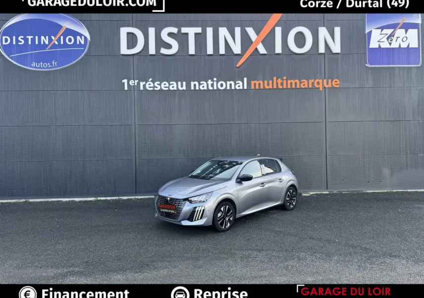 Peugeot 208 Hybrid gris clair vue 3/4 avant droit, avec phares LED et jantes distinctives.