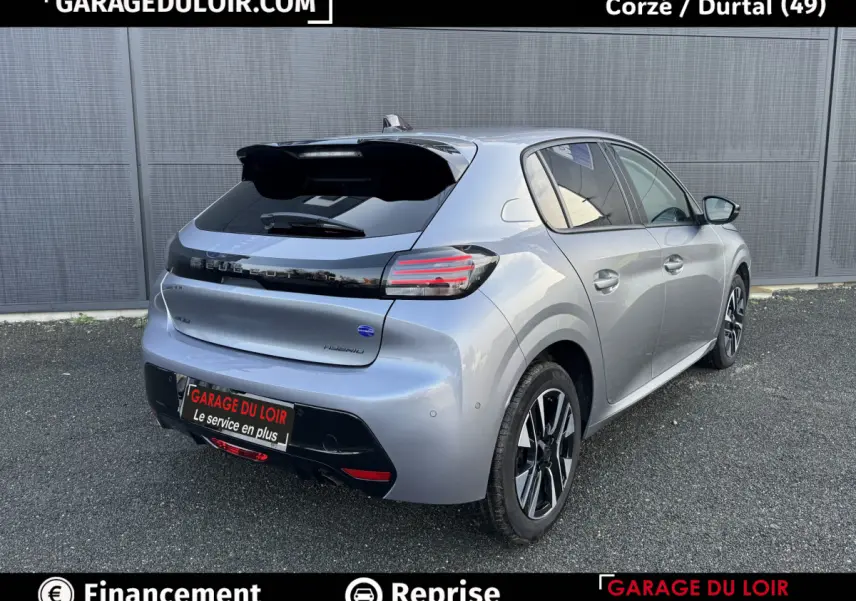 Vue 3/4 arrière droite d'une Peugeot 208 Hybrid 110 gris clair avec feux arrière LED et jantes alliage noires.