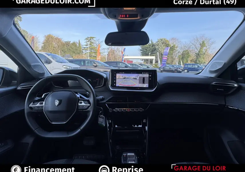 Intérieur noir de la Peugeot 208 Hybrid 110 e-DCS6 Allure 2025, vue frontale sur le tableau de bord et écran tactile central.