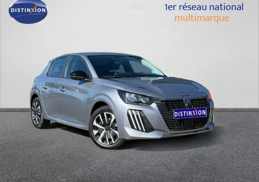 Peugeot 208 gris Artense vue 3/4 avant droit, avec calandre noire et jantes alliage distinctives.