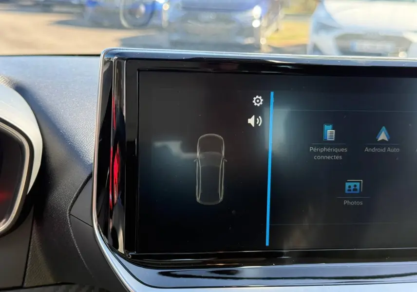 Écran tactile central de la Peugeot 208 1.2 Hybrid 110ch Style, affichant les options connectées et Android Auto.