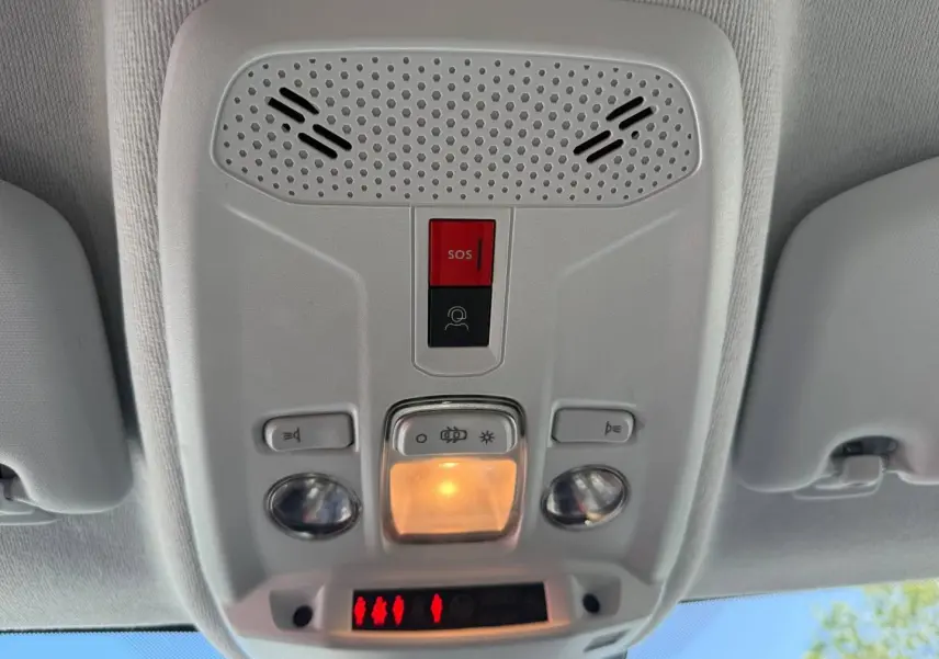 Vue intérieure du plafonnier avec bouton SOS et éclairage dans une Peugeot 208 gris Artense 2025.