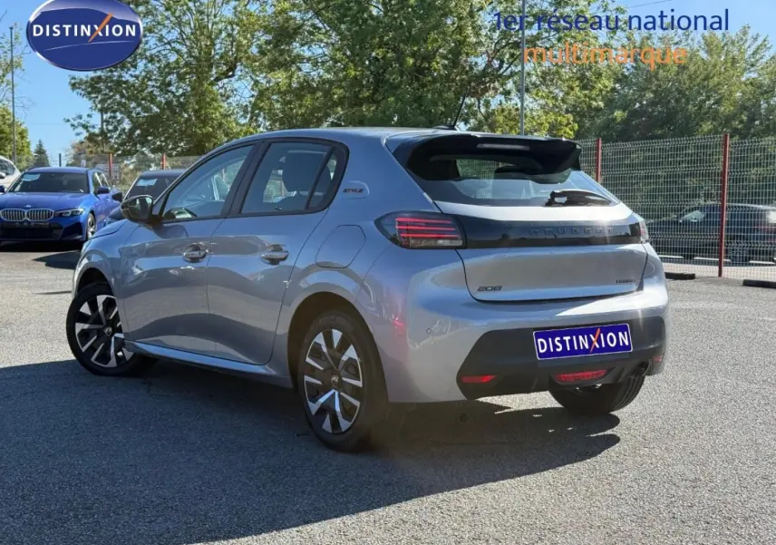 Peugeot 208 gris Artense vue 3/4 arrière droit, avec feux arrière LED et jantes alliage distinctives.