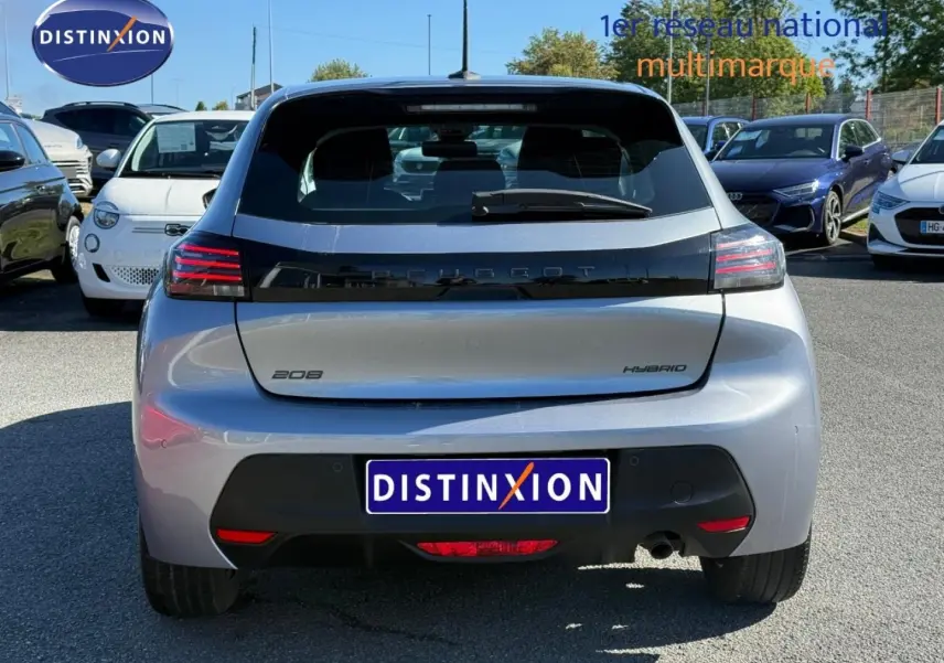 Vue arrière d'une Peugeot 208 hybride gris Artense avec feux LED et logo noir brillant sur le hayon.