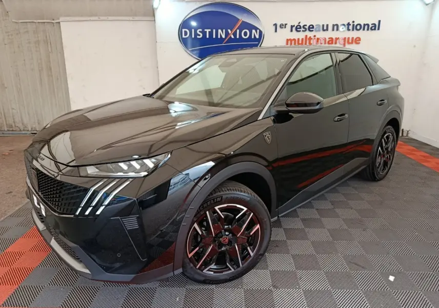Vue 3/4 avant droit du Peugeot 3008 noir 2025 avec jantes noires et logo GT sur l'aile avant.