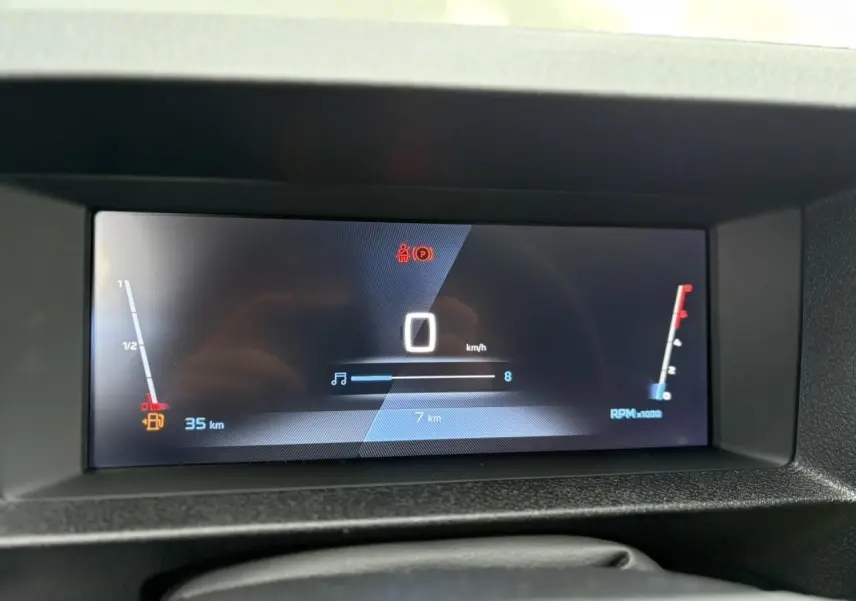 Combiné numérique 10'' HD couleur du Peugeot Expert Fourgon blanc, affichant vitesse, compte-tours et alertes.