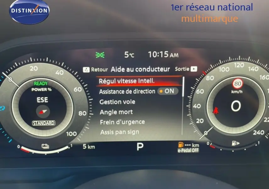 Tableau de bord numérique du Nissan Qashqai 2025 affichant l'aide au conducteur et la vitesse à 0 km/h.